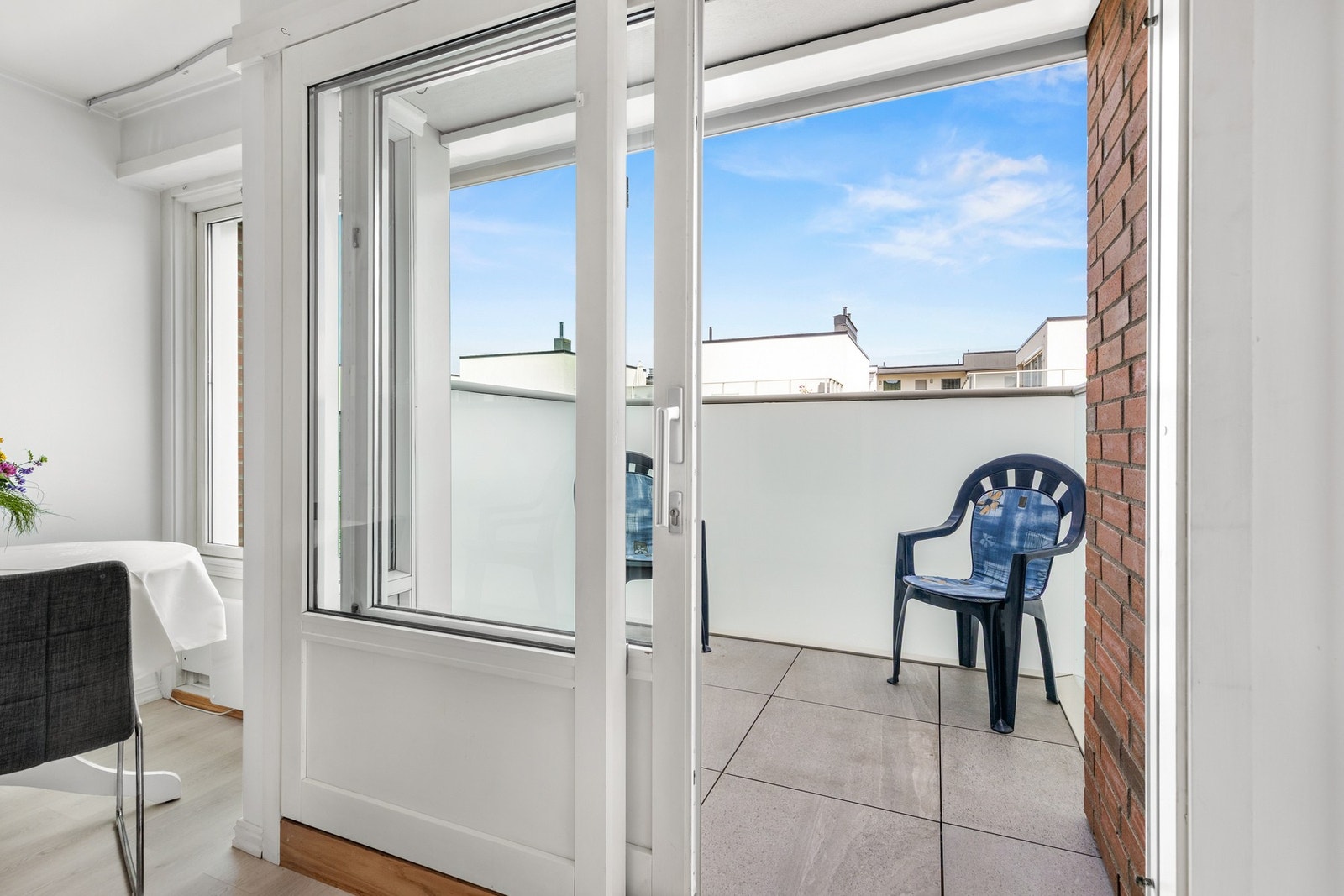 Fra stuen er det utgang til nordvendt balkong på ca. 4 kvm fra 2021 Galleribilde