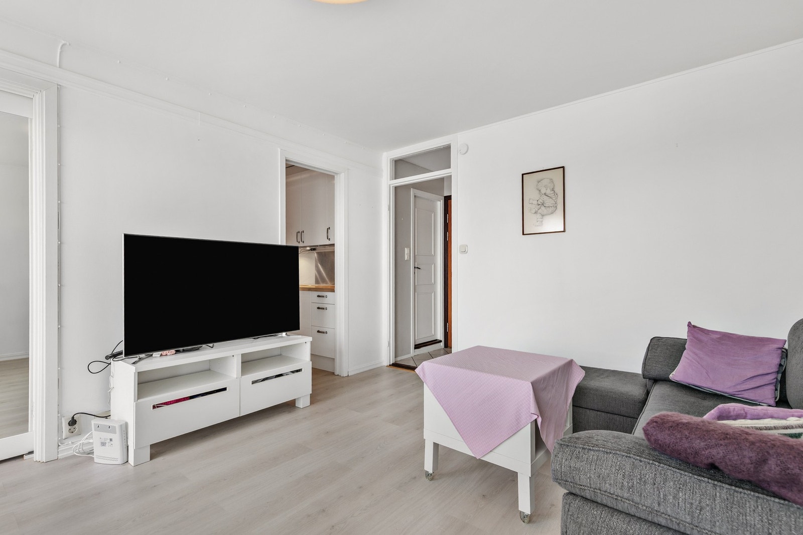 Lys stue med laminat på gulv og slette flater på vegger og i himling Galleribilde