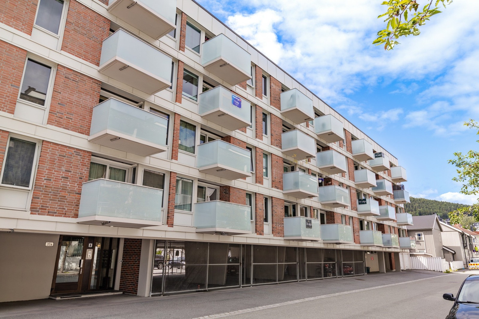 Aksjeselskapet har i tillegg felles parkeringsplass i bakgården. Det er opplegg for el-bil lading i bakgård mot kostnad Galleribilde