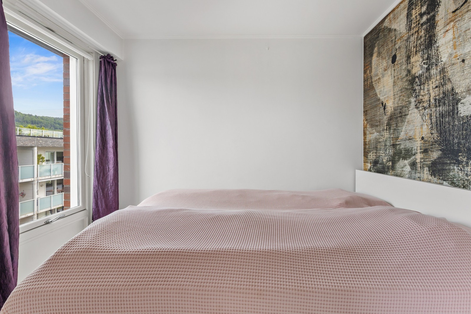 Hyggelig soverom med laminat på gulv og slette vegger Galleribilde