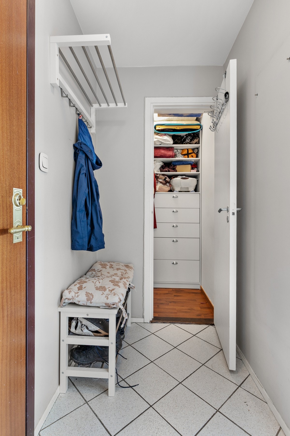 Fra entréen er det adkomst til praktisk bod på ca. 2 kvm for oppbevaring Galleribilde