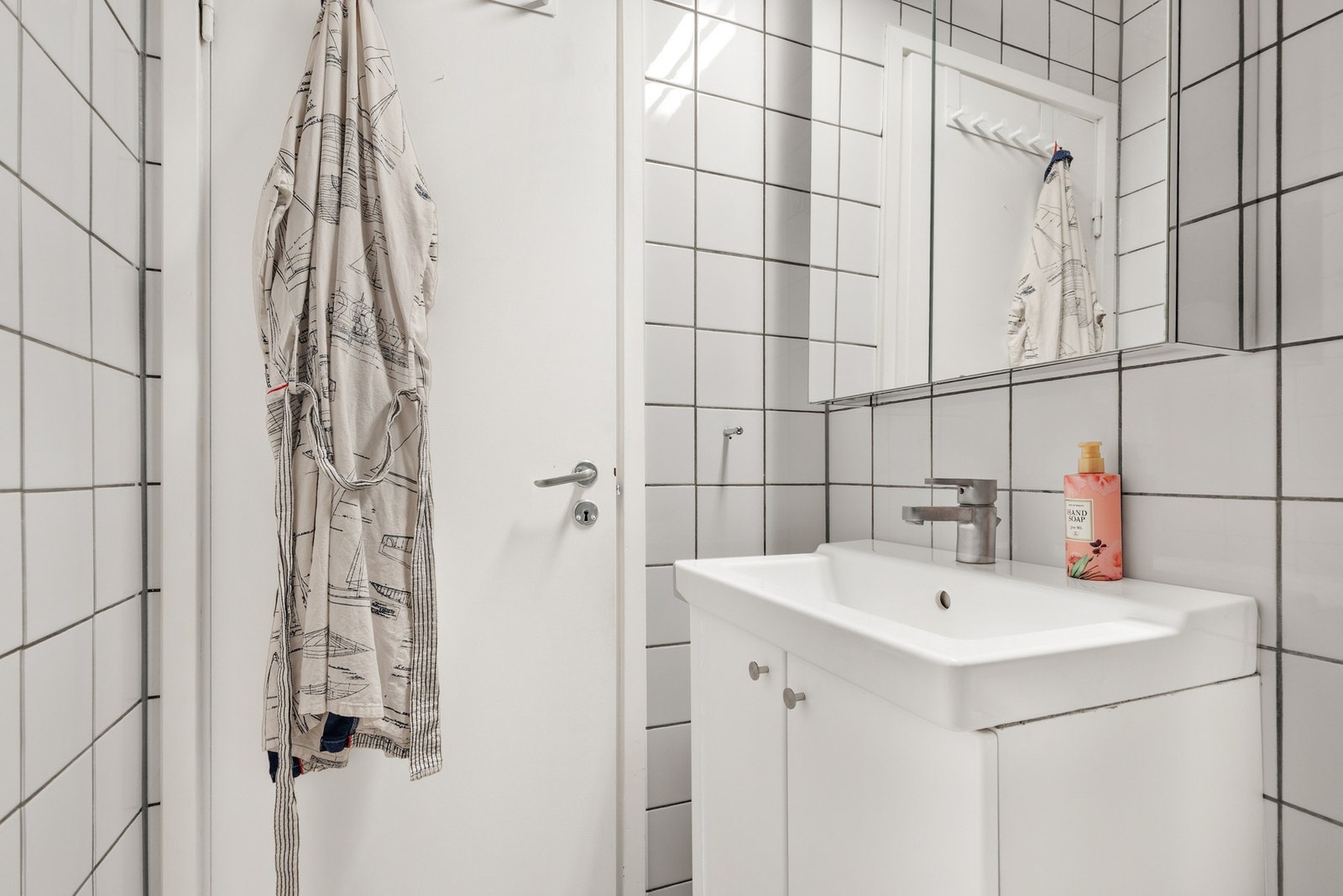 Baderomsinnredningen består av servantskap med slette fronter og heldekkende servant med ett-greps blandebatteri. Over servanten er det speilskap med overlys Galleribilde