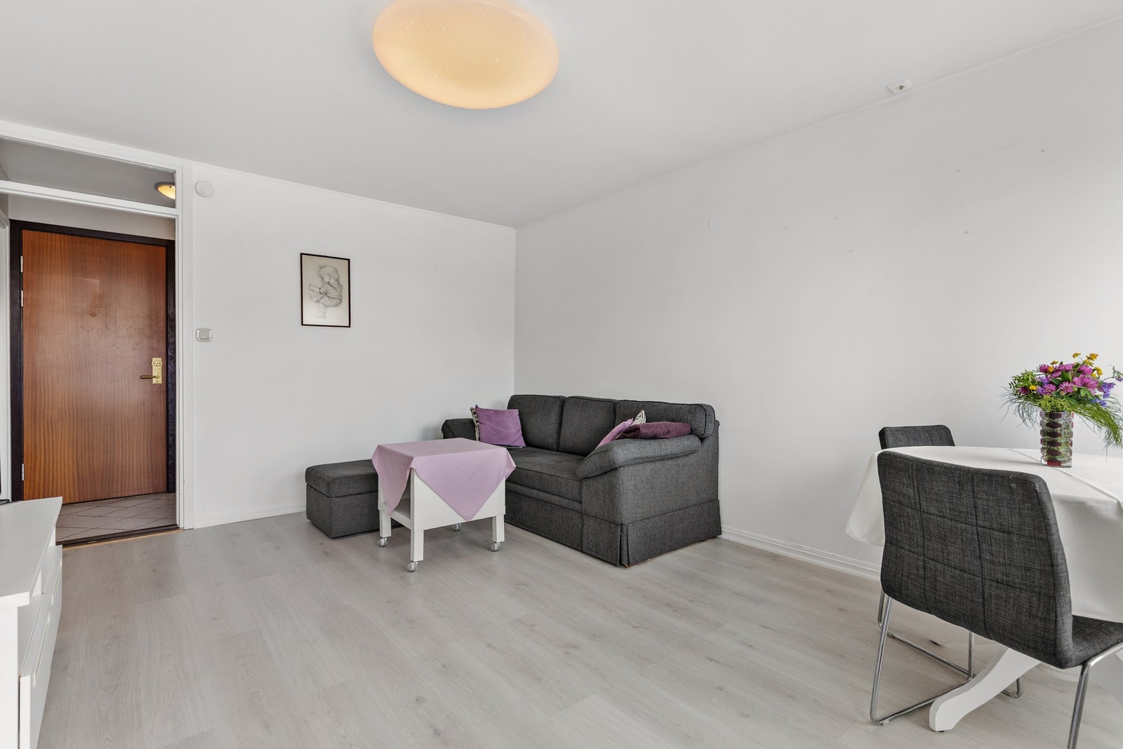 Det er fin plass til sofa og tv-møblement Galleribilde