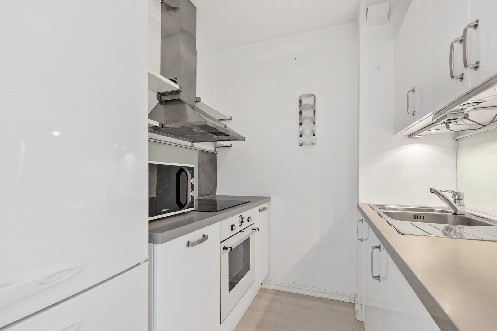 Kjøkkenet har integrert stekeovn og platetopp, samt ventilatorhette montert over platetoppen Galleribilde