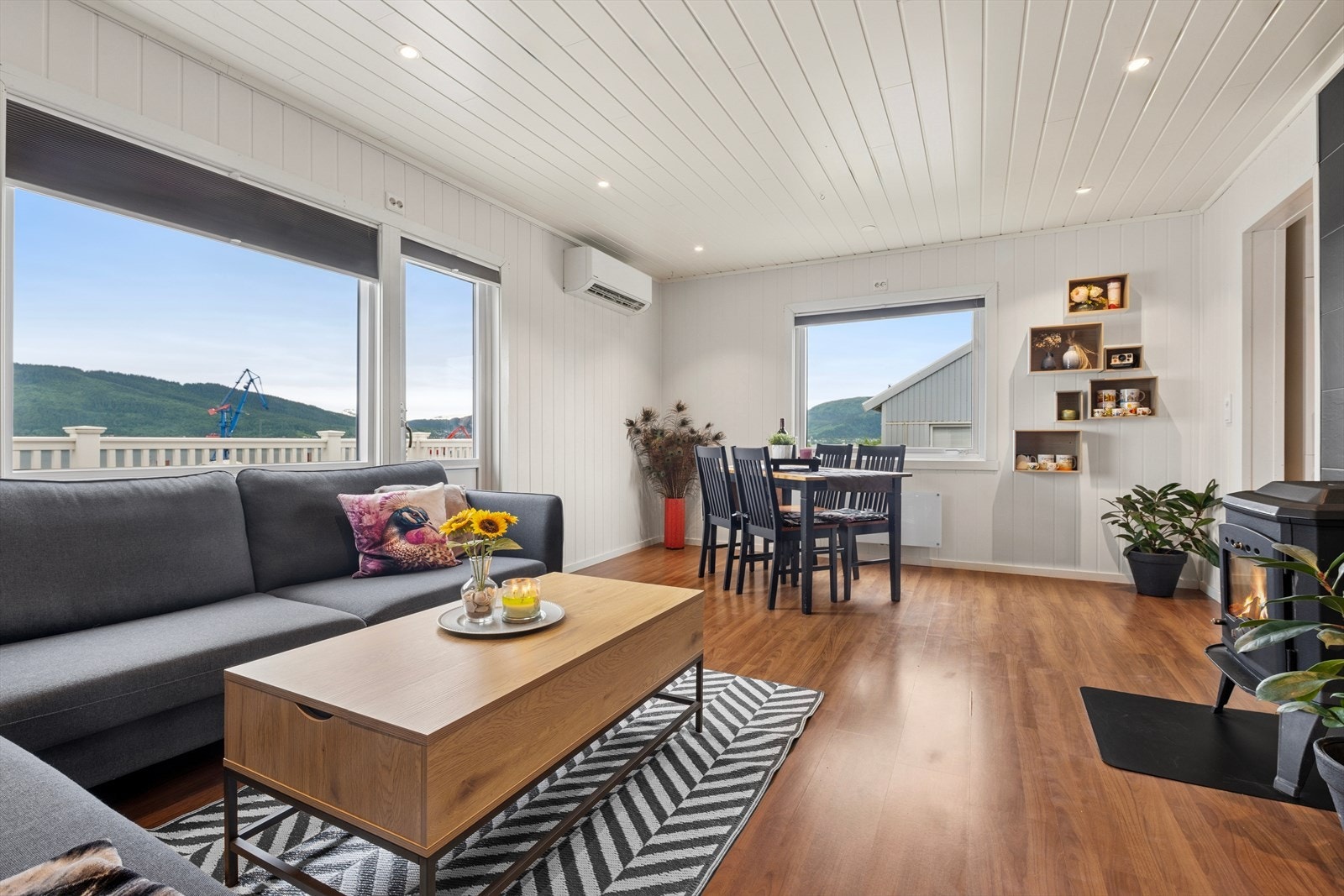 Det er også etablert varmepumpe i rommet. Flott detaljer med downlights i tak. Galleribilde