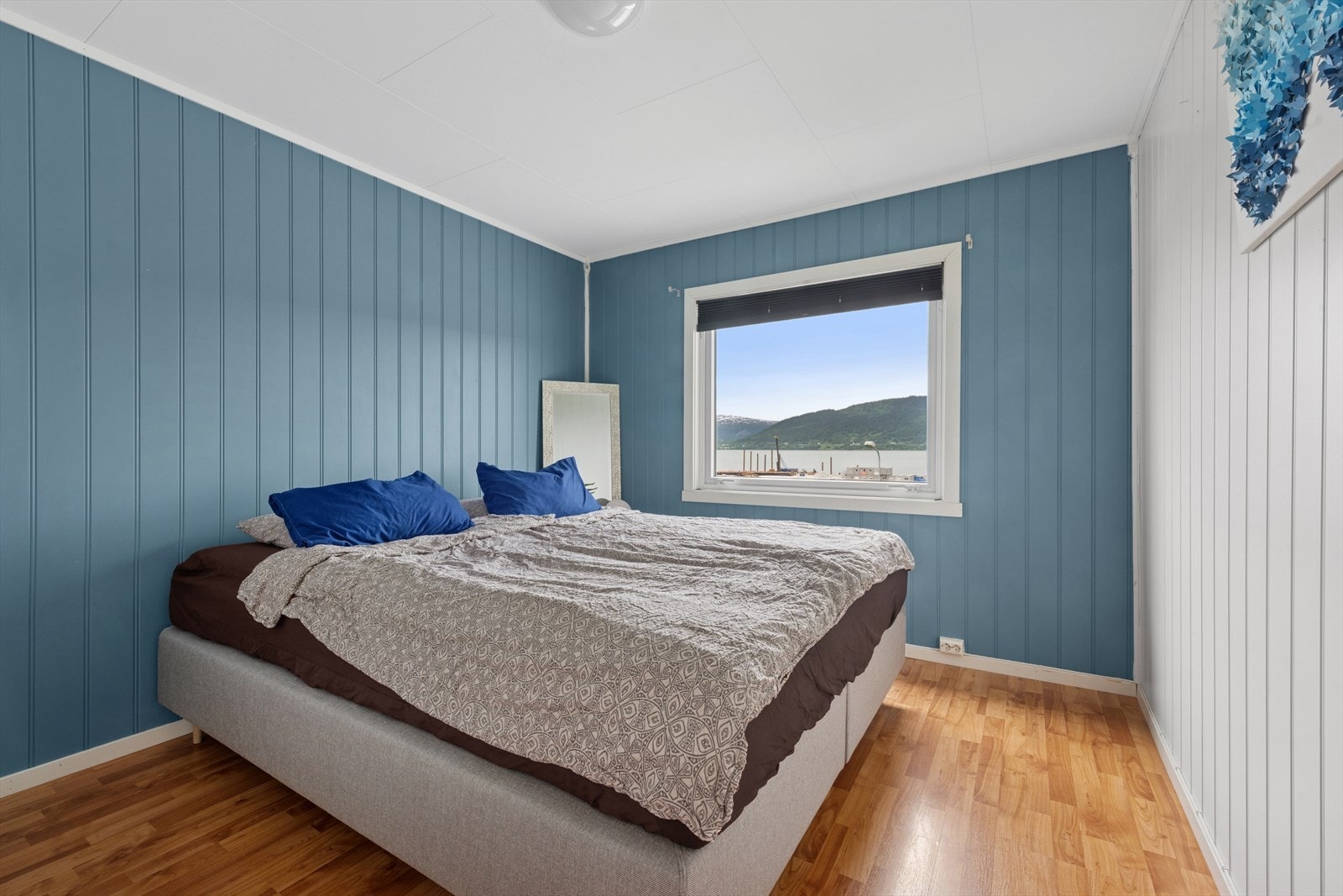 Romslig hovedsoverom med god plass for dobbeltseng og nattbord. Galleribilde
