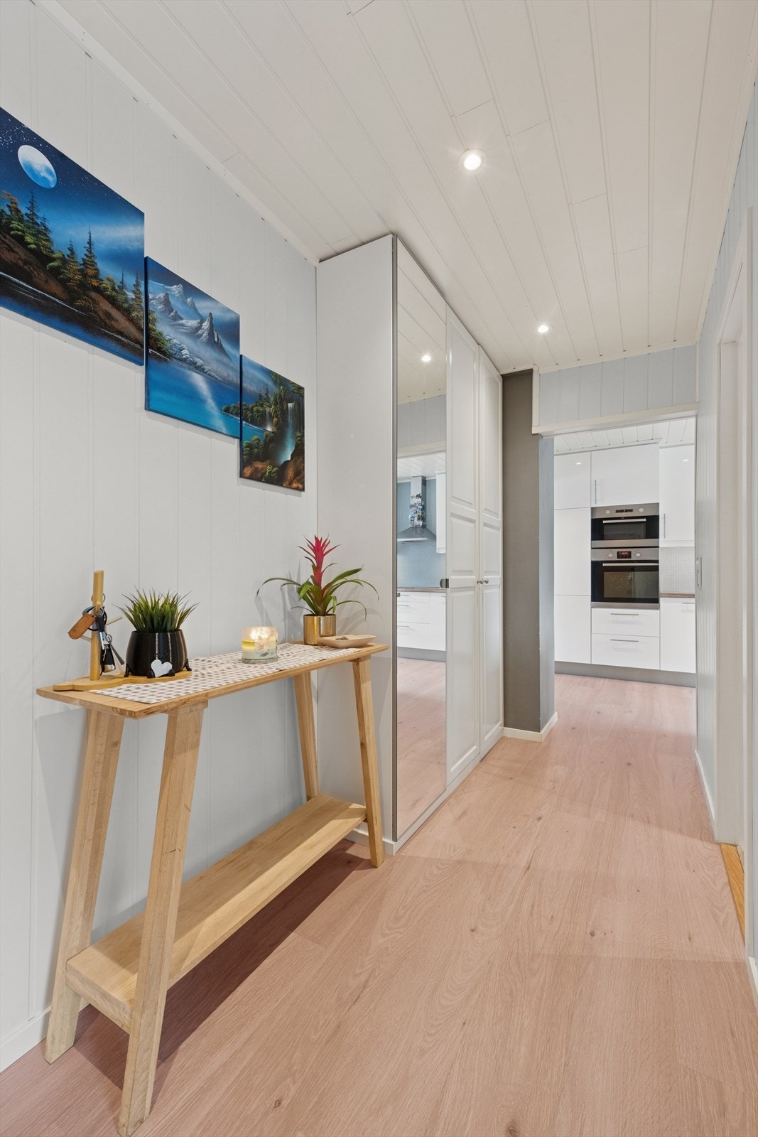 Lys og hyggelig entré med plass for gode garderobe- og opphengsløsninger. Galleribilde