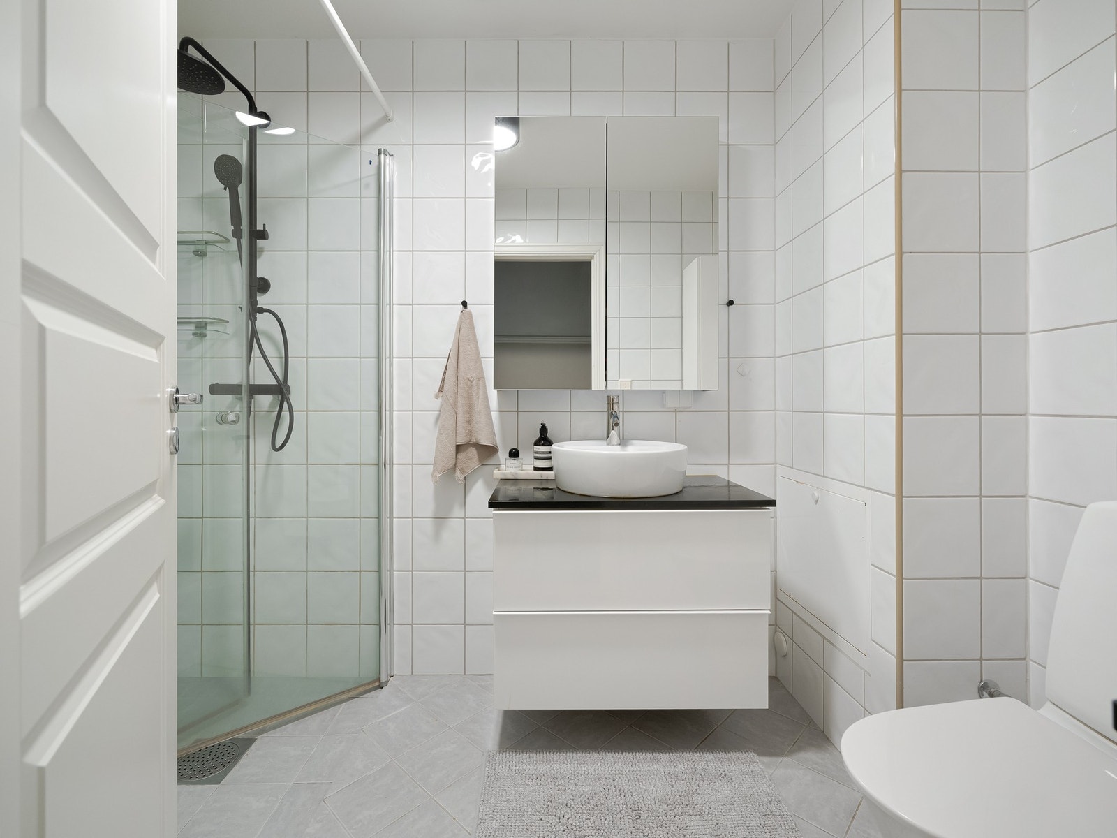 Badet ble oppgradert med nye baderomsmøbler i 2021. Galleribilde