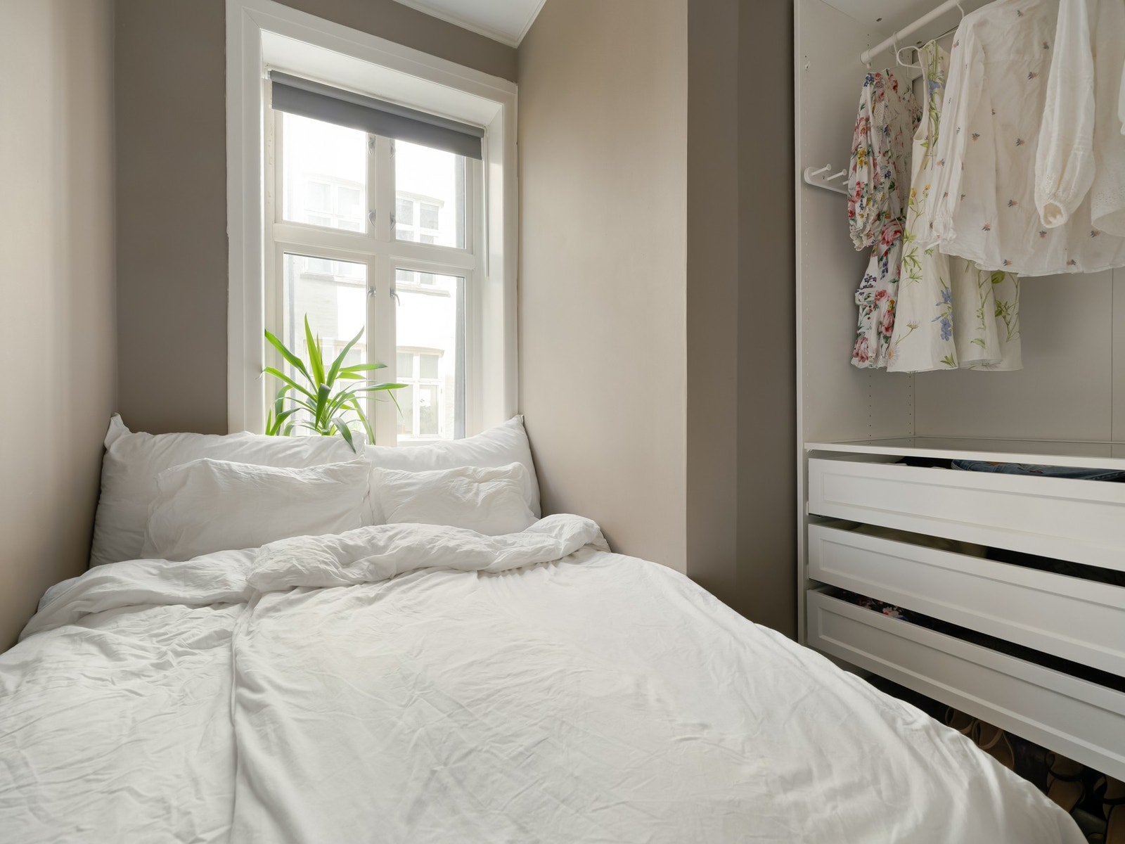 Leiligheten disponerer hele 3 boder, hvorav en bod rett utenfor i trappeoppgangen. Gode muligheter for lagring med andre ord. Galleribilde