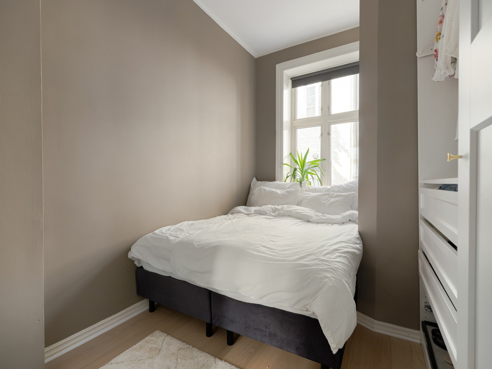 Leiligheten har eget soverom som er beliggende inn mot gårdsrom. Galleribilde