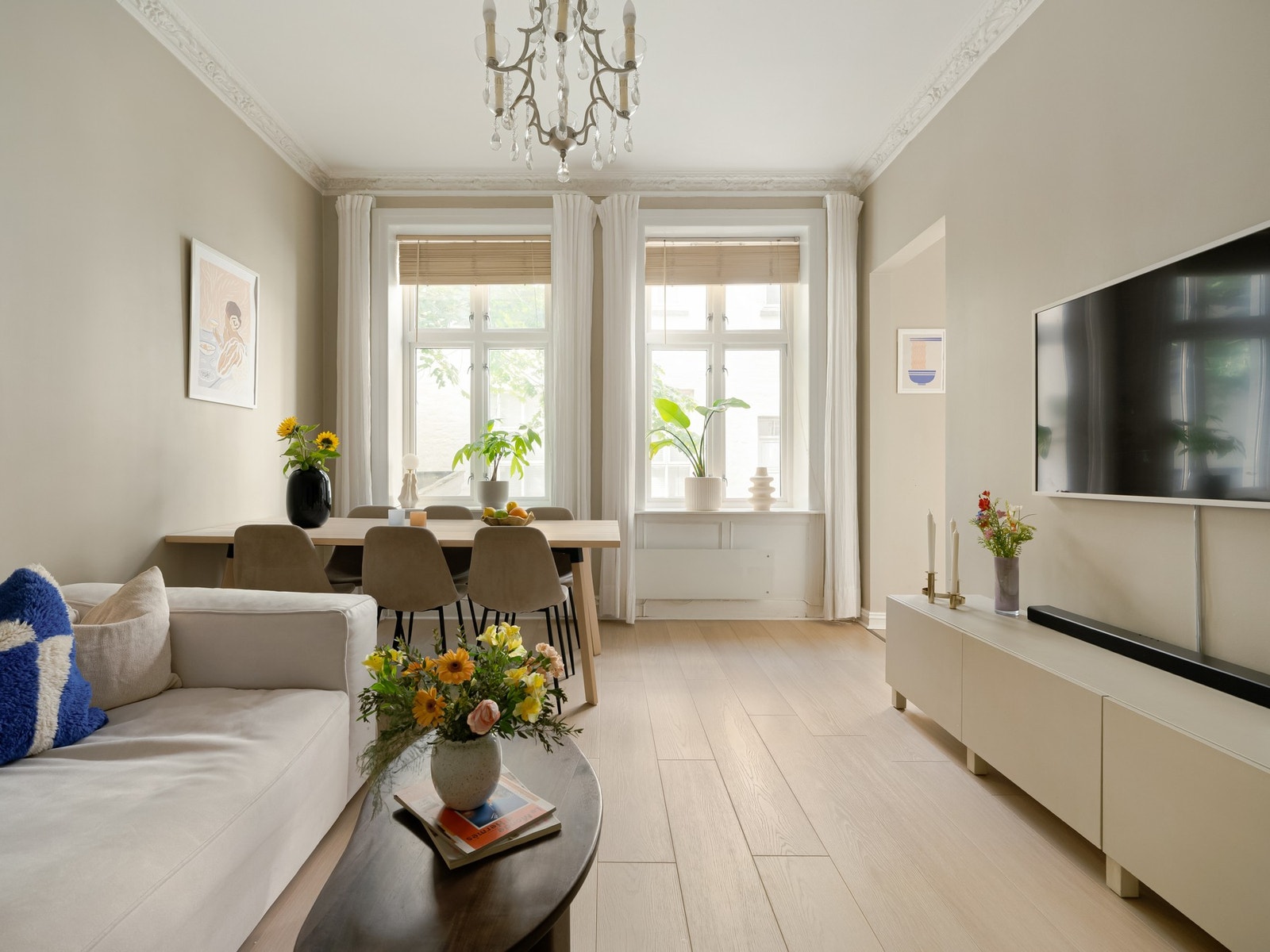 Stuen er selve hjertet i boligen, og de store vindusflatene sørger for et ordentlig fint lysinnslipp. Galleribilde