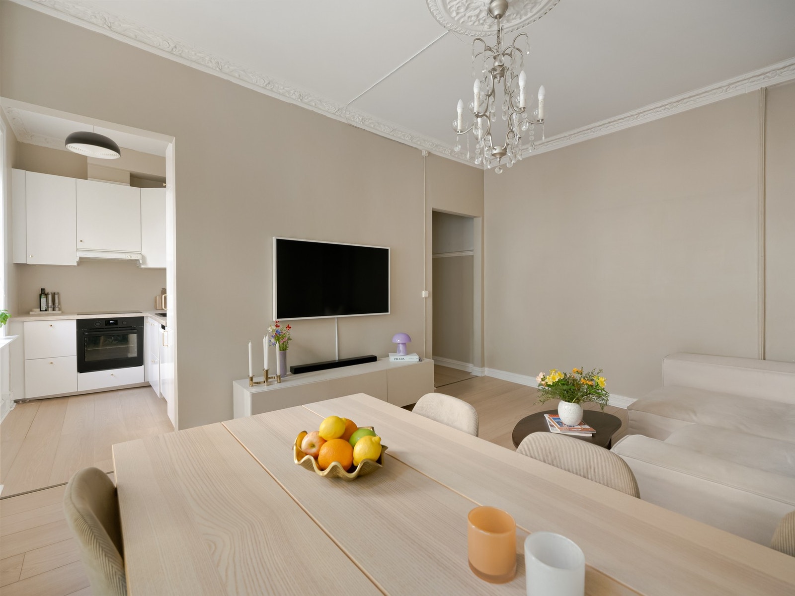 Kjøkkenet finner vi innenfor stuen. Vi går og tar en titt! Galleribilde