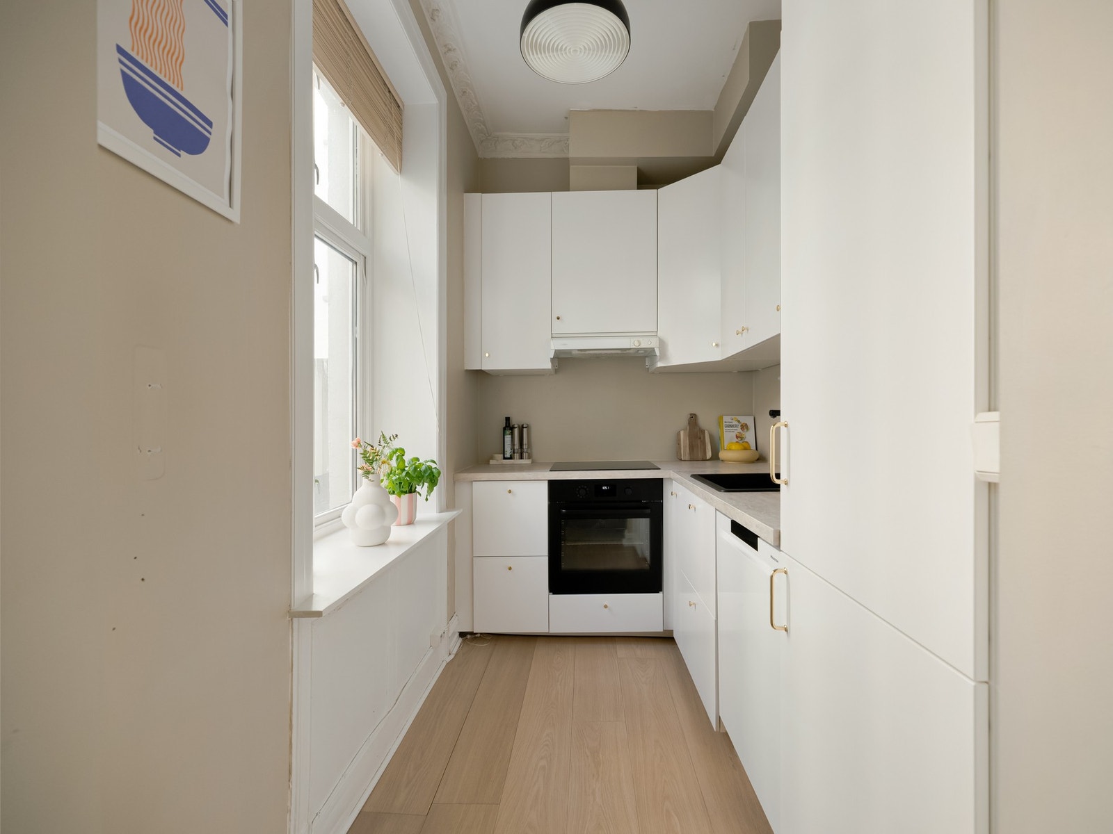 Kjøkkenet er pent og tidløst, og har blitt oppgradert i 2022 med nye fronter, benkeplate, oppvaskkum og blandebatteri, i tillegg til nye hvitevarer. Galleribilde