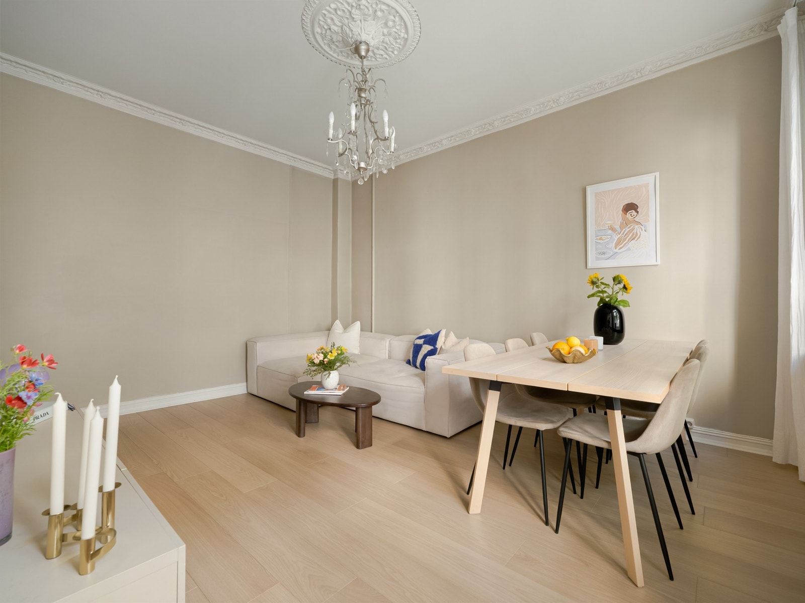 Det er plass til alt du trenger i hverdagen, med en svær og god sofa, samt spisebord. Galleribilde