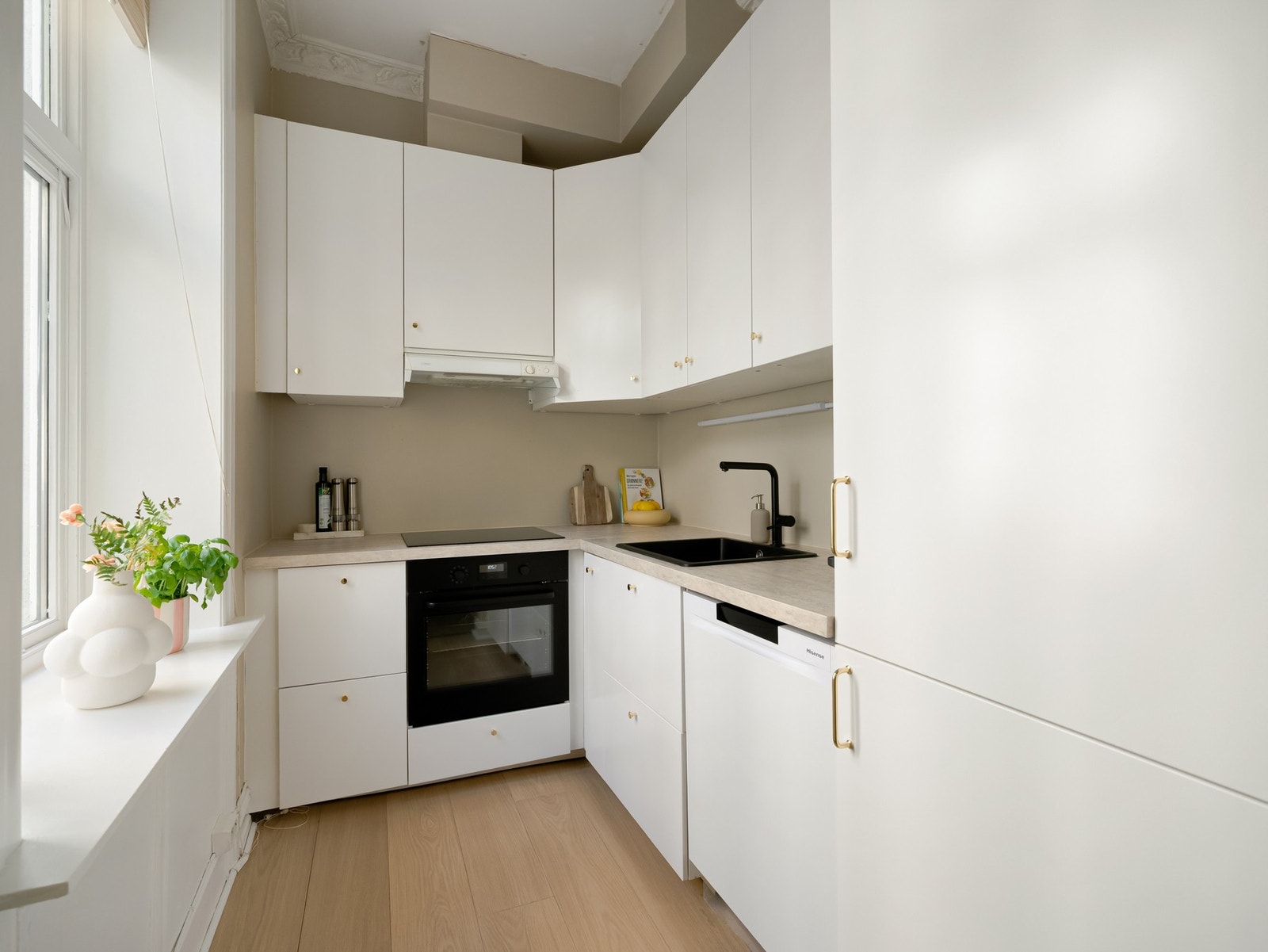 Her får du gode mengder langring i skap og skuffer, samt alle hvitevarer du behøver i hverdagen. Galleribilde