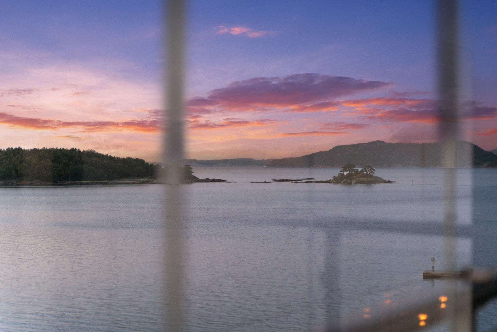 Leiligheten har en fantastisk utsikt mot fjorden og fjellene i det fjerne. Galleribilde