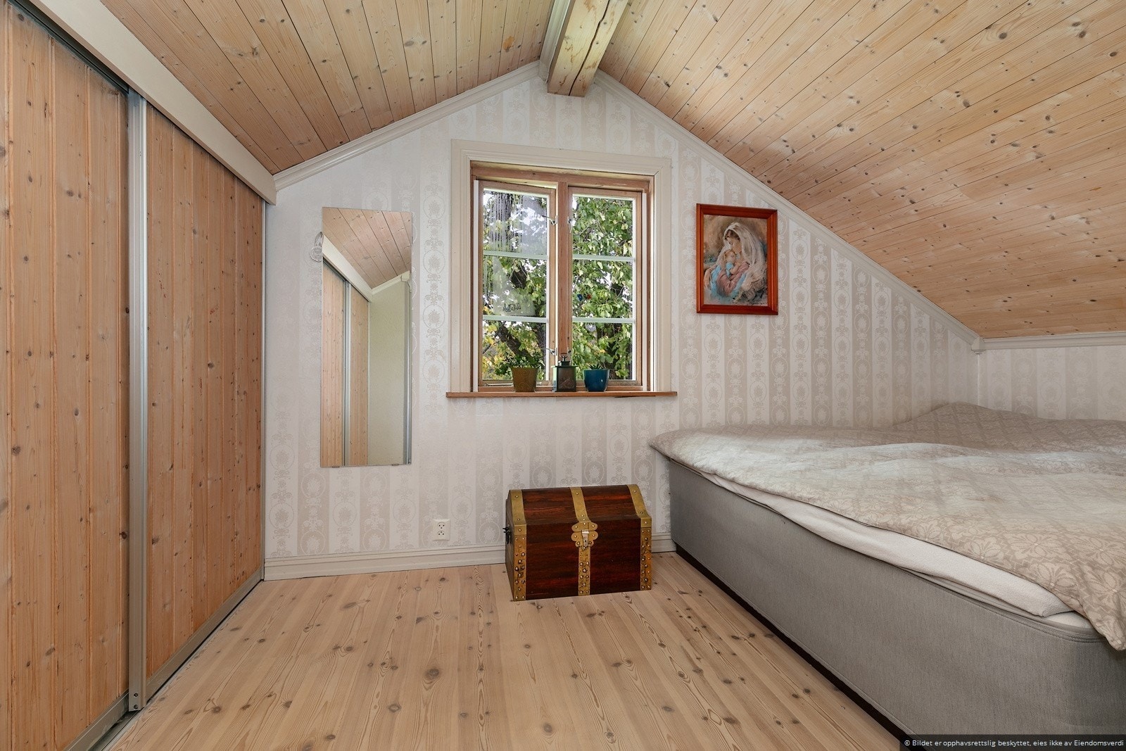 Soverom 1 med skyvedørsgarderobe. Galleribilde