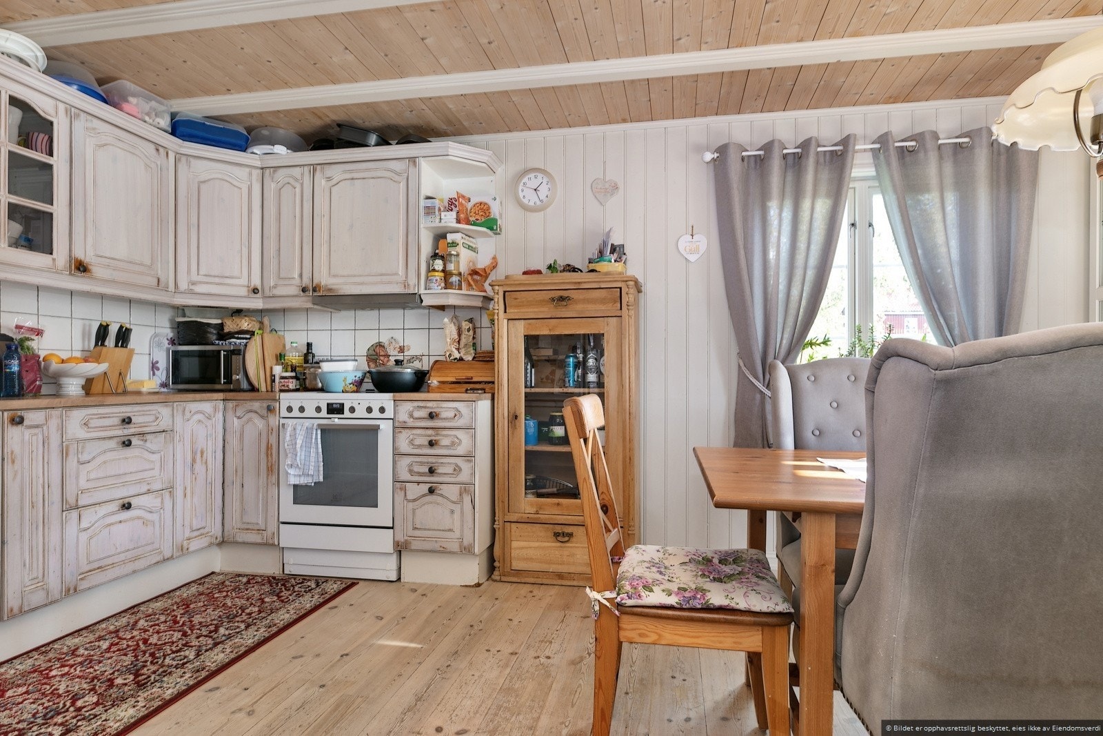 Kjøkken med mye skap og benkeplass. Galleribilde