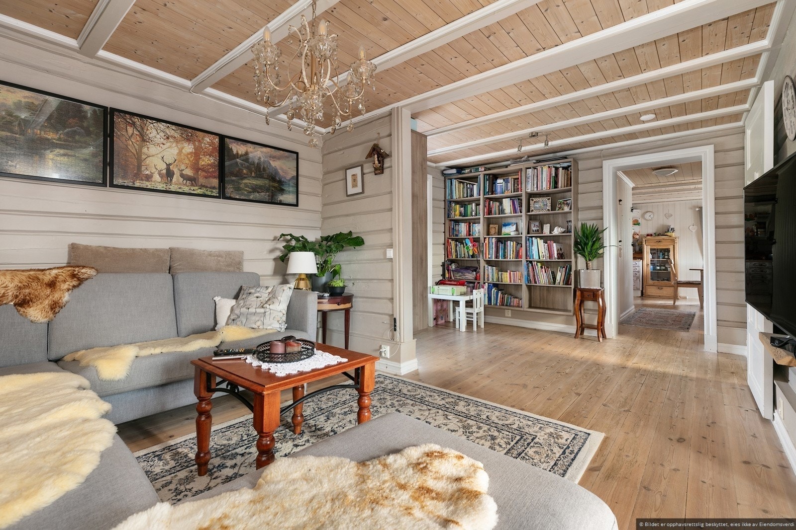 Stue med furugulv og utgang til terrasse. Galleribilde