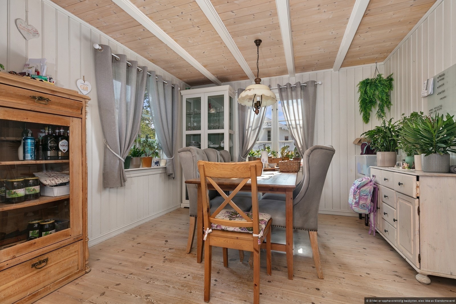 Det er god plass til sittegruppe på kjøkkenet. Galleribilde