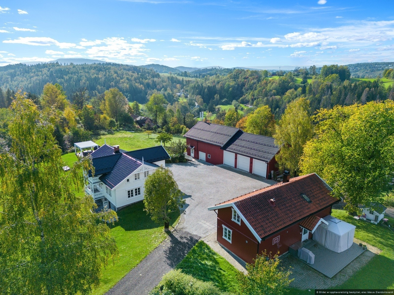 Hyggelig tun hvor leietaker disponerer 2 biloppstillingsplasser. Galleribilde