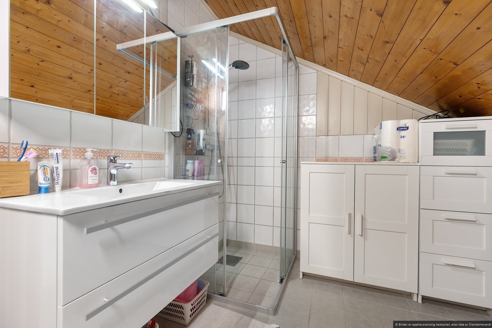 Bad med dusjhjørne, servant og toalett. Galleribilde