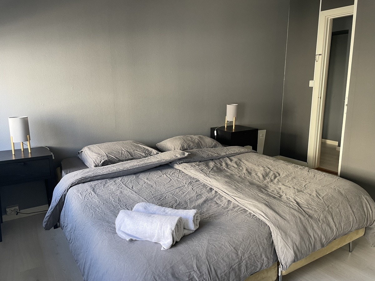 Rom 1 med 180-seng og vegg-til-vegg klesskap og skrivebord Galleribilde