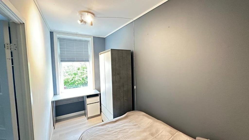 Rom 3 med 120 seng, klesskap og skrivepulte Galleribilde