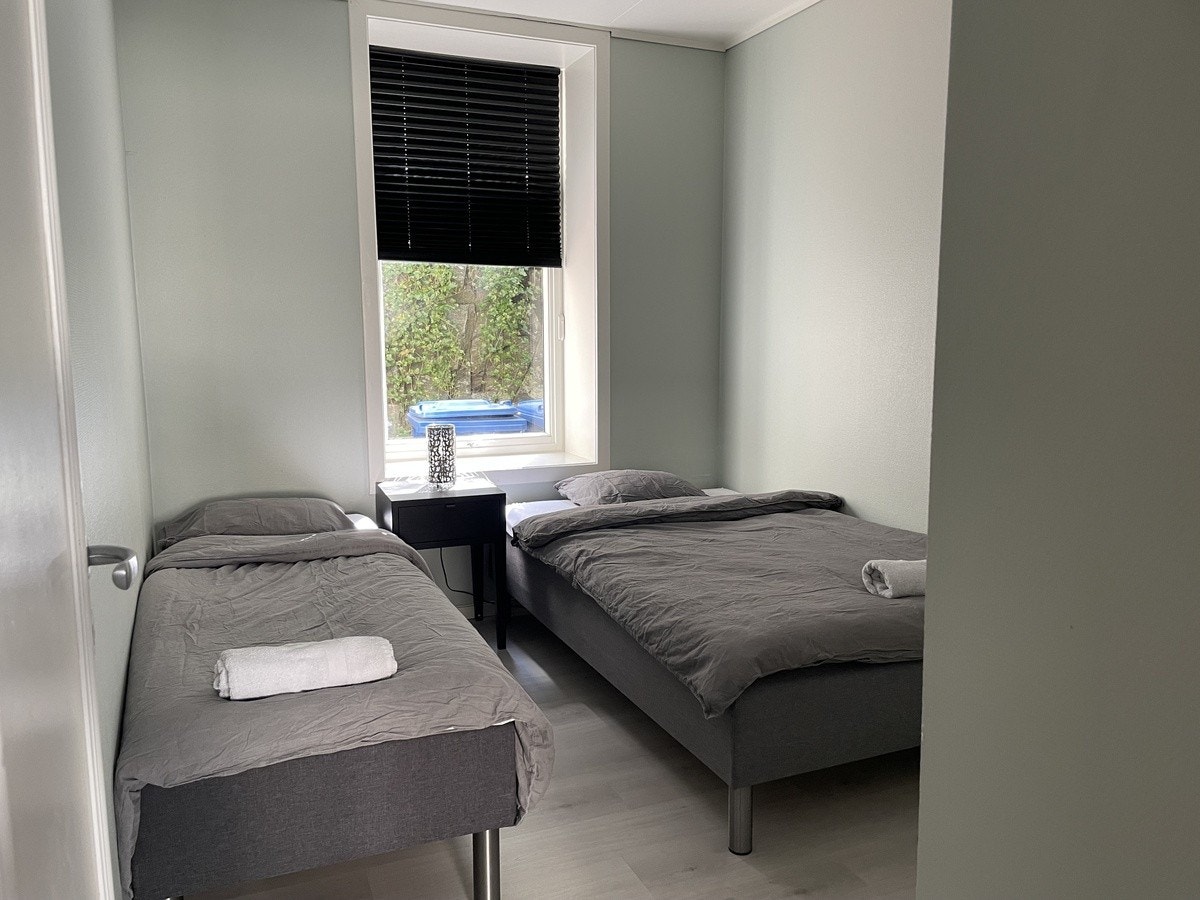 Rom 2 med 120-seng og klesskap (små seng brukes i sommer, taes ut og legges skrivebord) Galleribilde