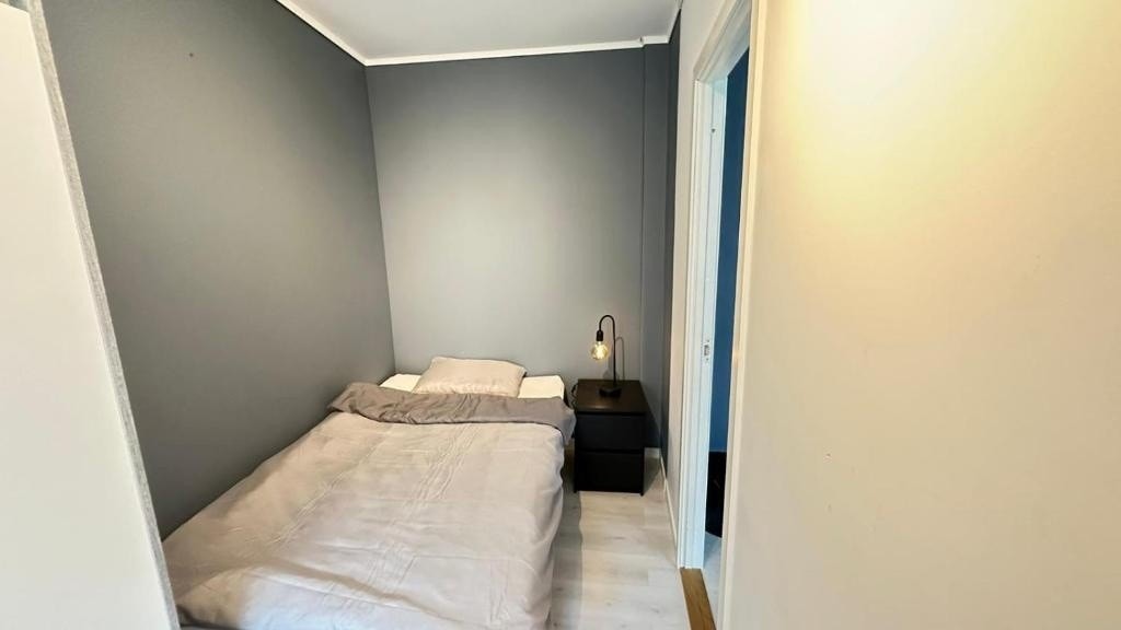 Rom 3 med 120 seng, klesskap og skrivebord Galleribilde