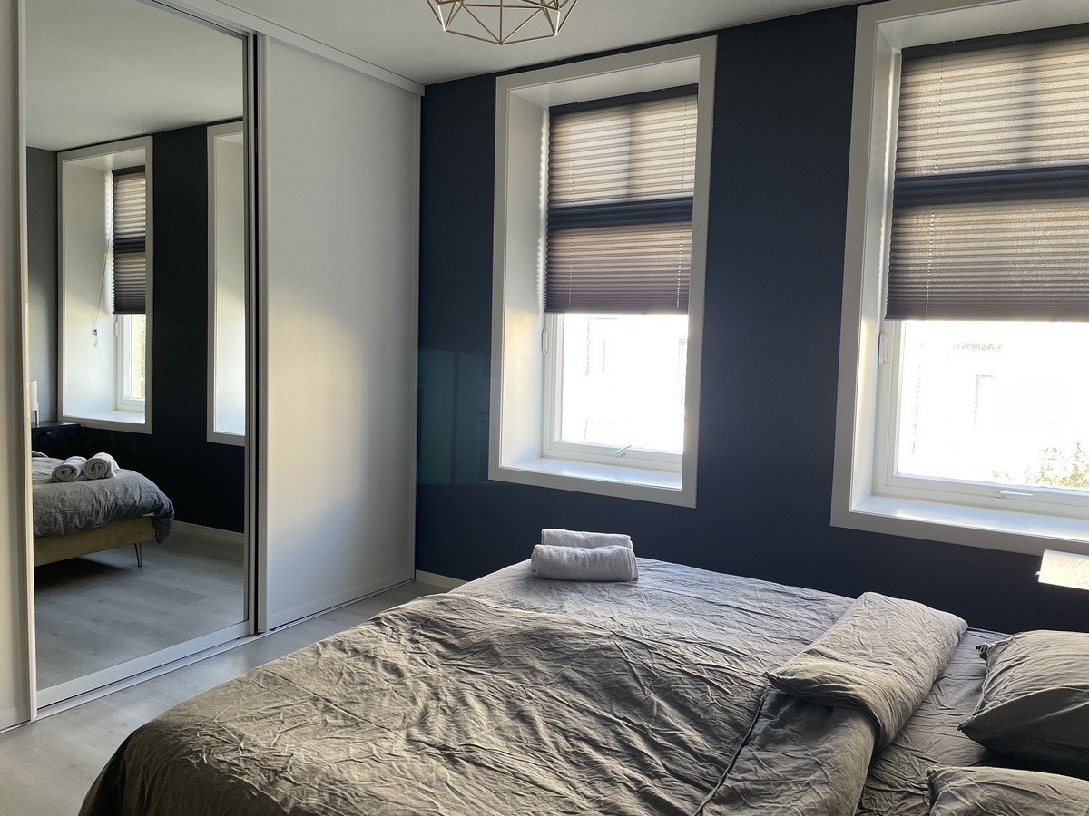 Rom 1 med 180-seng og vegg-til-vegg klesskap og skrivebord (ikke i bilde) Galleribilde