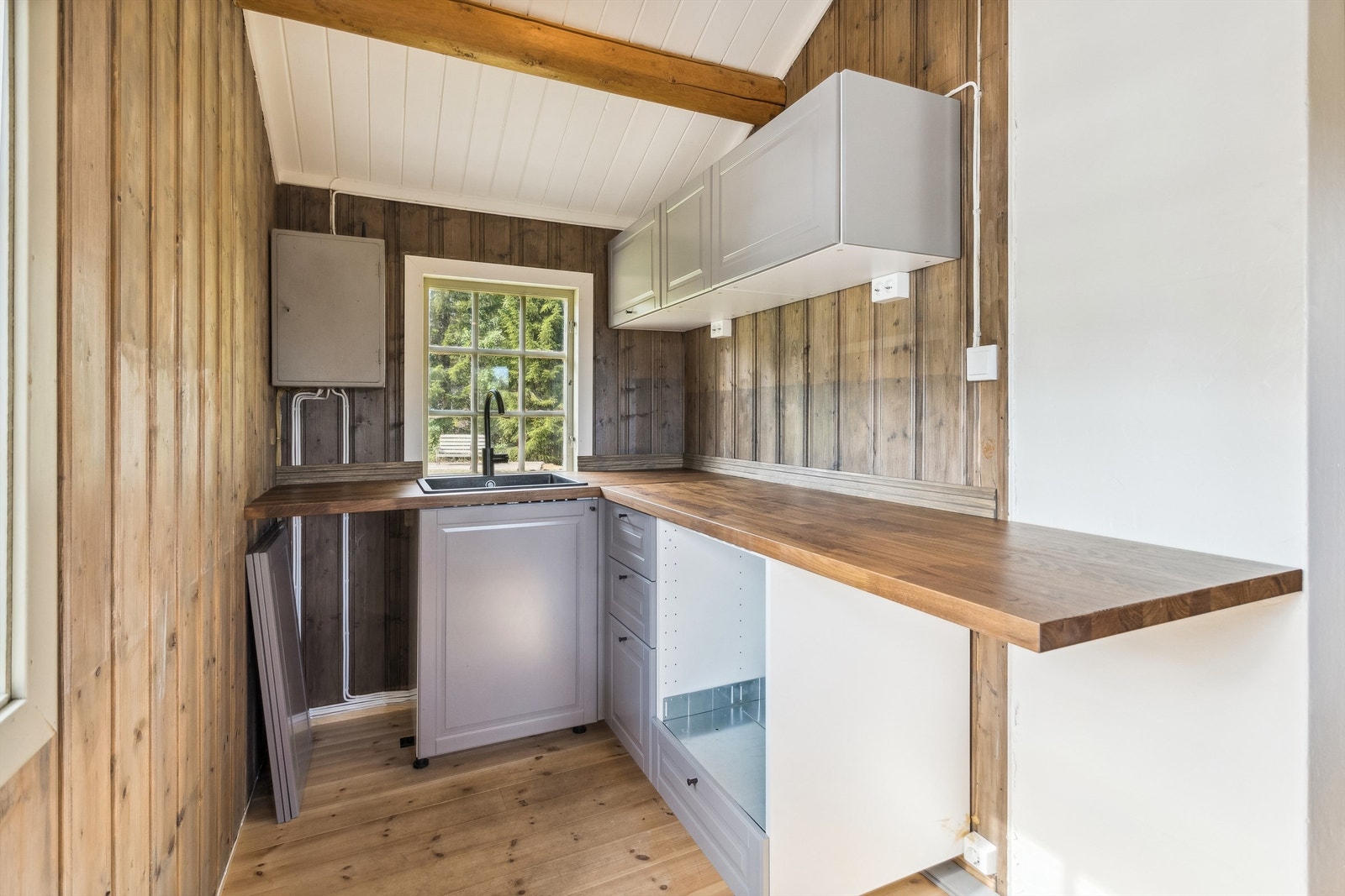 Kjøkken med profilerte fronter og benkeplate av laminat Galleribilde