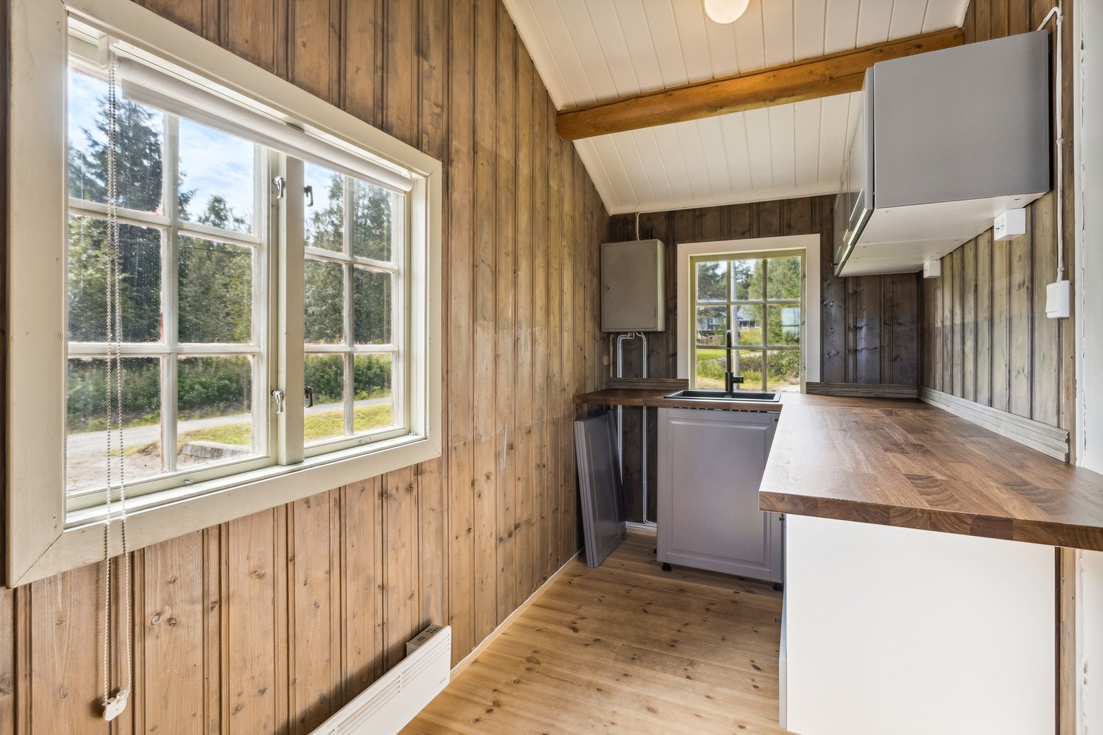 Kjøkkenet har plass for kjøleskap, oppvaskmaskin, platetopp og stekeovn Galleribilde