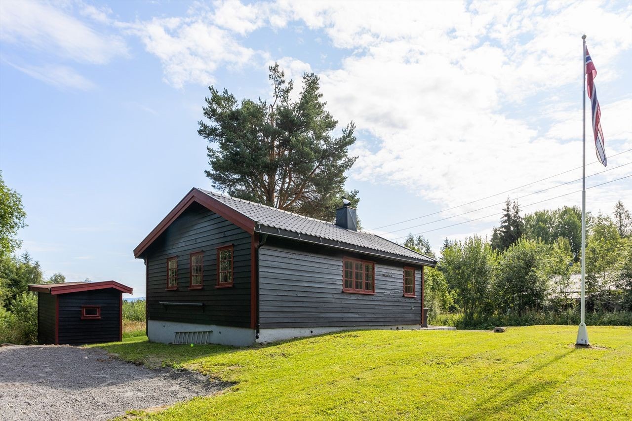 Det er innlagt strøm på hytta. Privat vannforsyning. Gråvann ført i rør til utkanten av tomta. Galleribilde