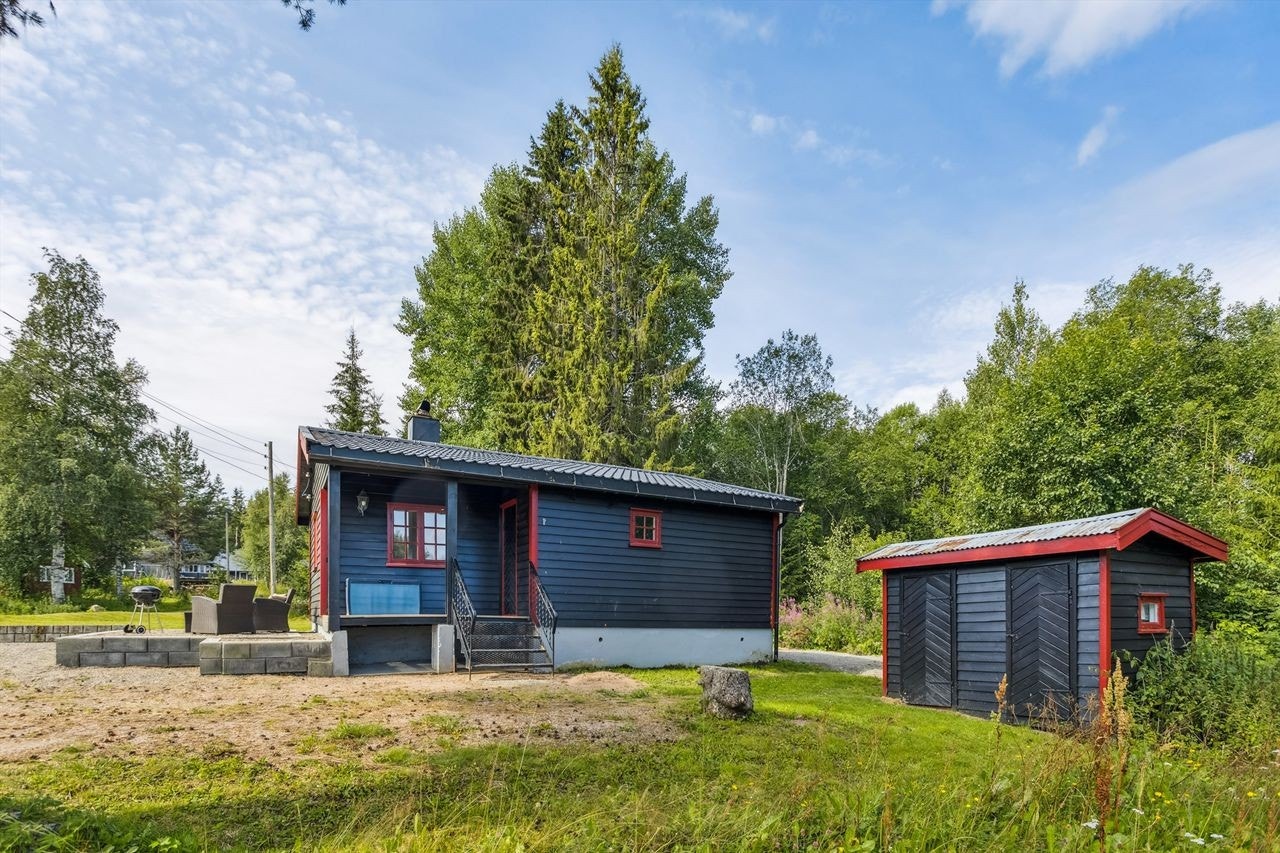 Det er oppført et lite uthus på eiendommen med bod og utedo. Galleribilde