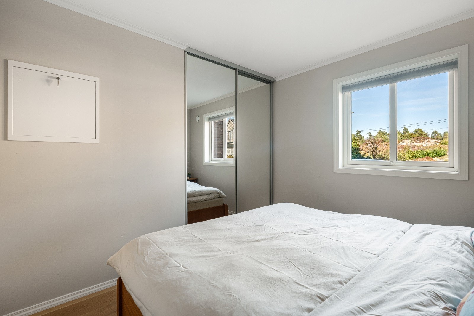 Soverom på 9,9 kvadratmeter i første etasje gir deg en god plass til en dobbeltseng og nattbord. Garderobeskap medfølger Galleribilde