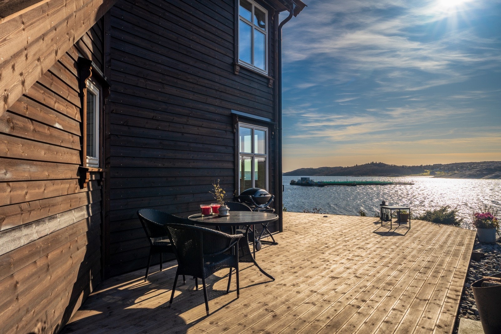 Fra stuen leder en terrassedør deg direkte ut til dette herlige uterommet Galleribilde