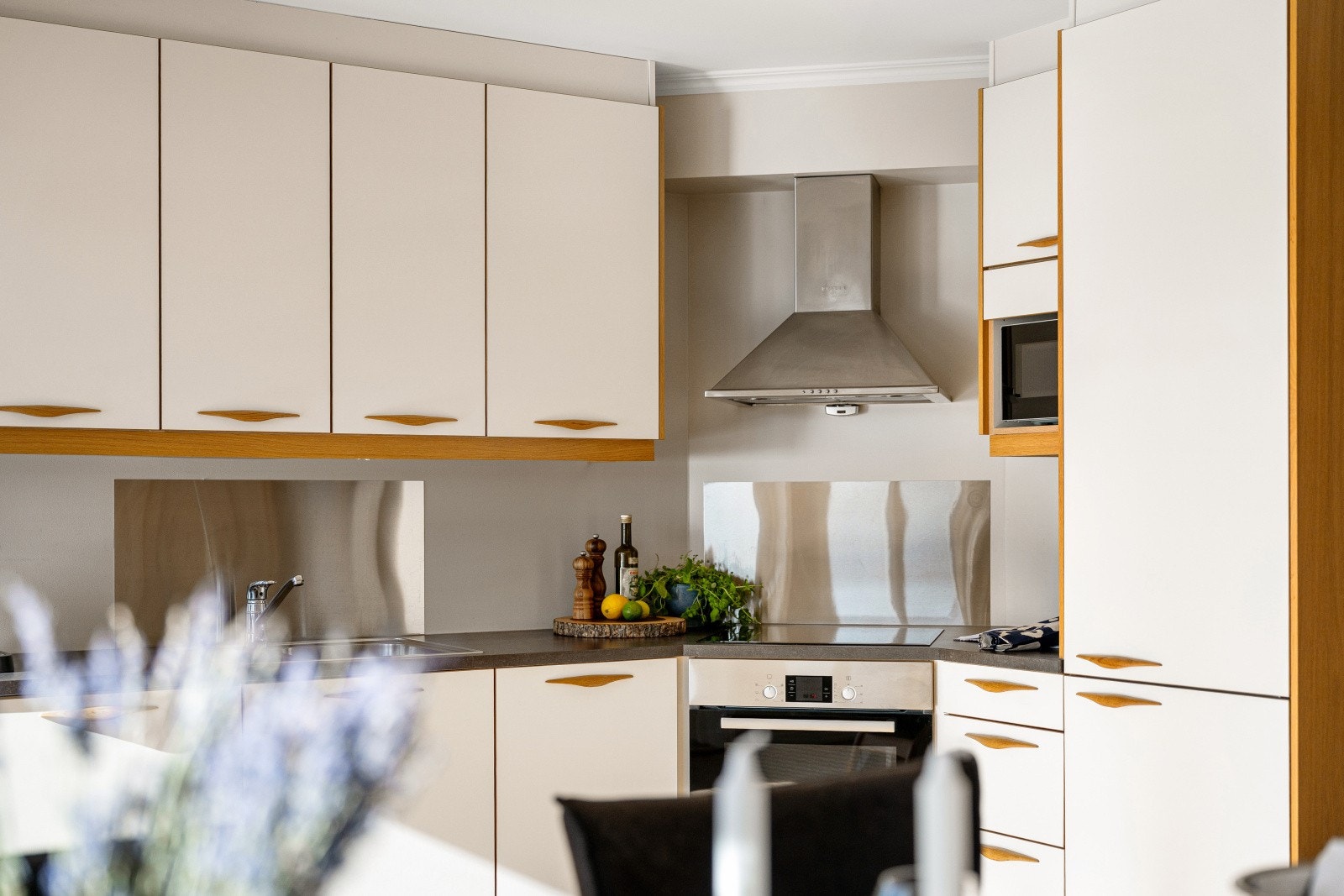 Kjøkkenet er praktisk og godt utnyttet med slette fronter og en slitesterk laminat benkeplate. Galleribilde