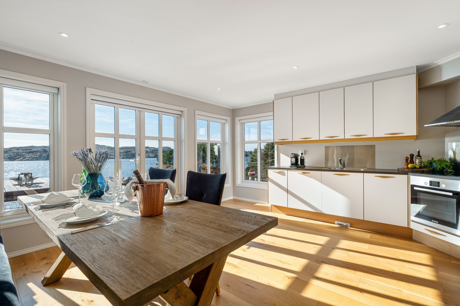 I første etasje finner du en stue på 21,9 kvadratmeter, et romslig område som inviterer til samvær og avslapning. Galleribilde