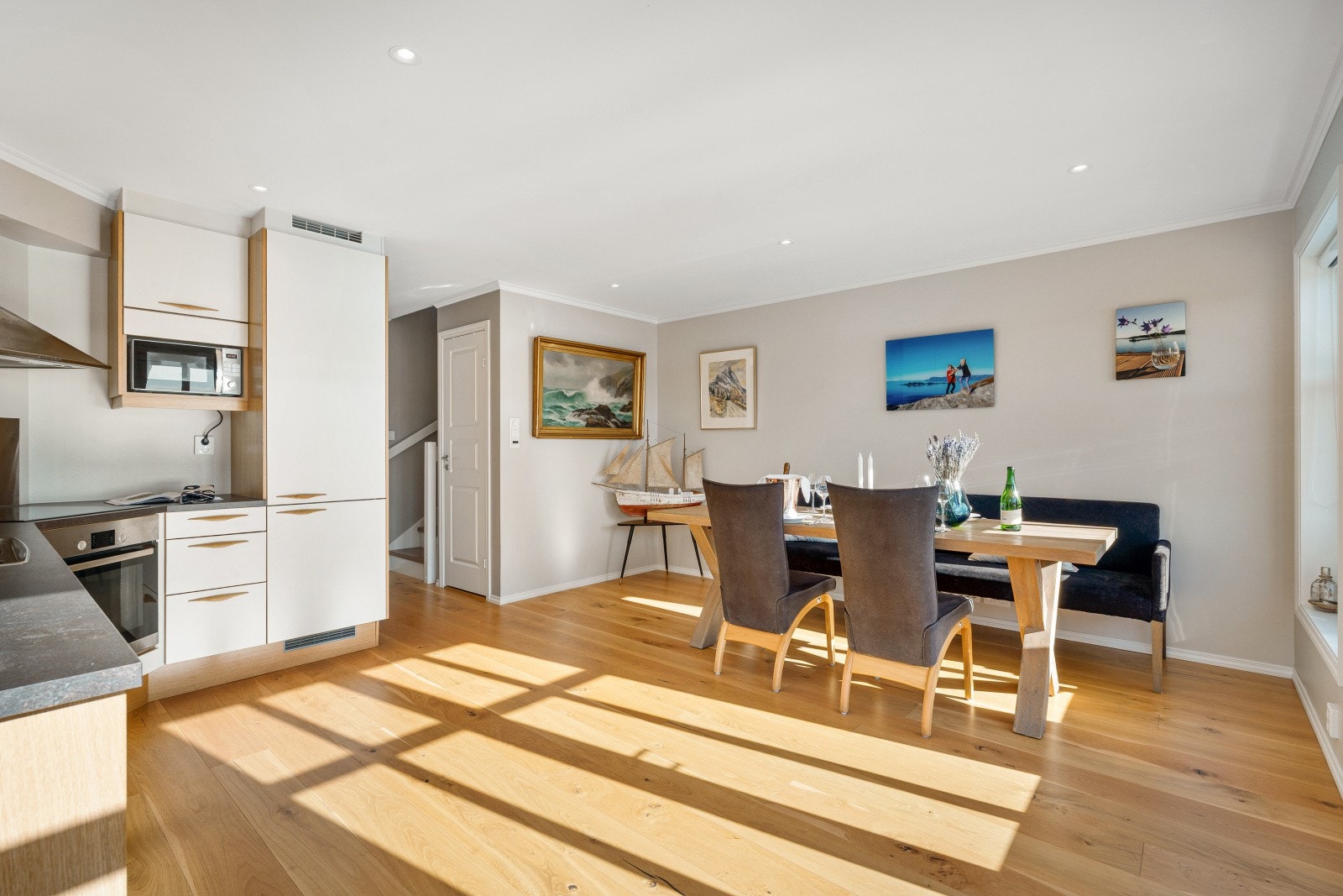 Parkettgulvet og de malte veggene skaper en lun atmosfære, og direkte utgang til terrassen gir deg muligheten til å utvide oppholdsarealet. Galleribilde