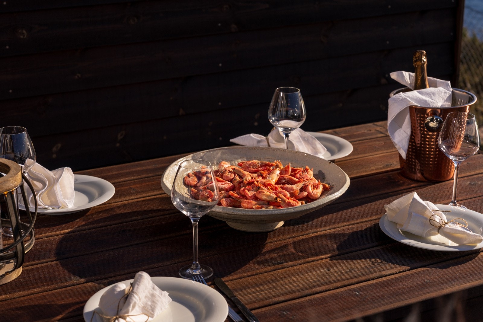 Inviter til hyggelige kvelder med reker og det som måtte friste. Galleribilde