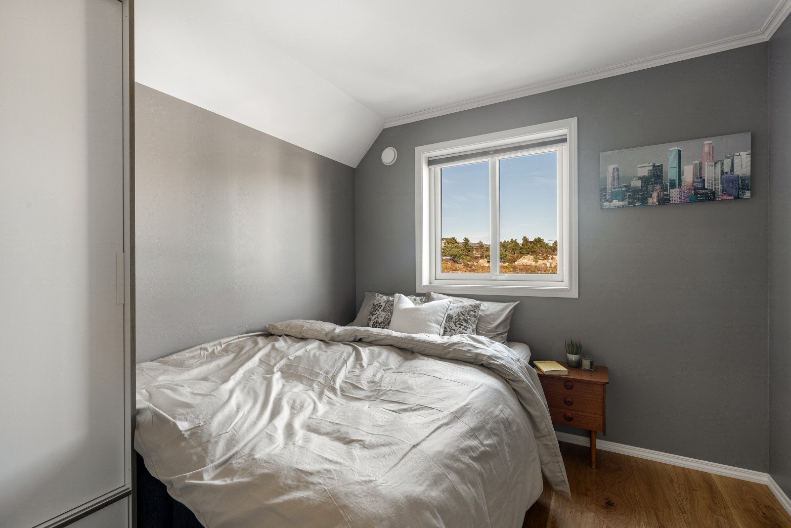 Plass til en god seng, nattbord og garderobeskap. Galleribilde