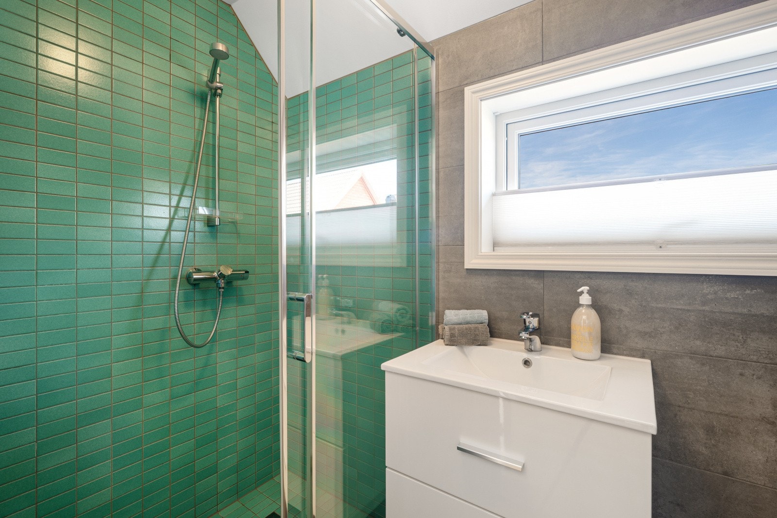 På badet i andre etasje finner du de samme kvalitetene som i første etasje, med vegghengt toalett og helstøpt servant. Galleribilde