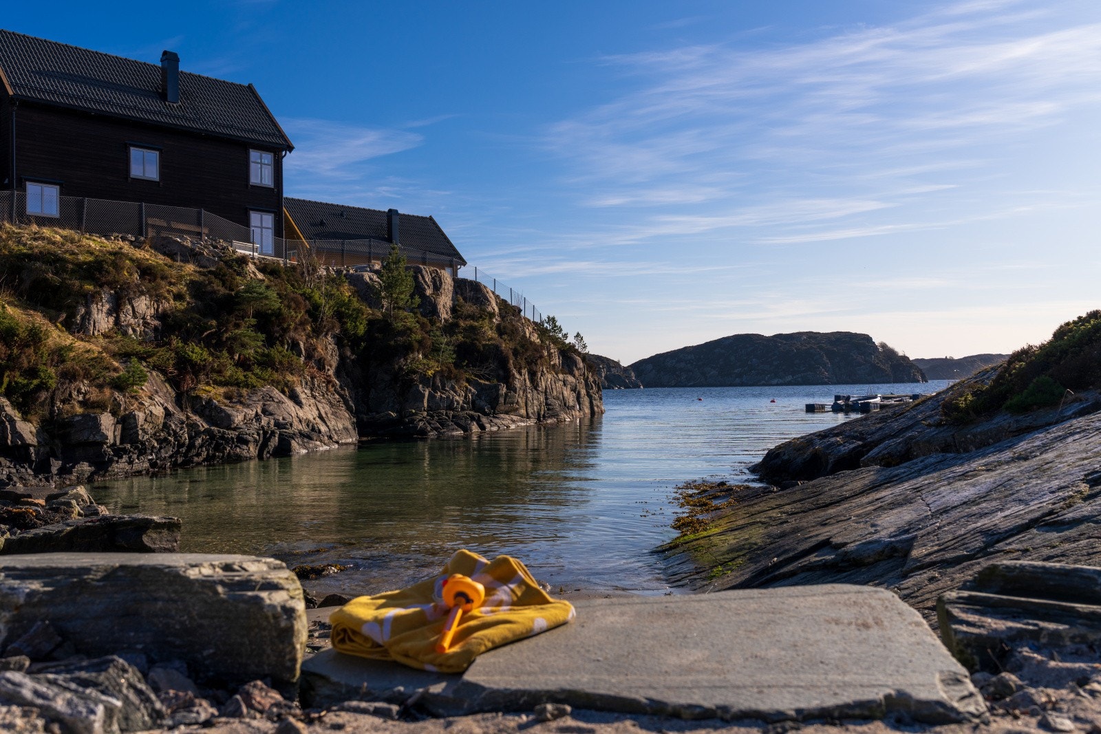 Sandstrand får du og her, supert for de små som vil vasse litt eller fange små krabber og annet moro man finner her. Galleribilde