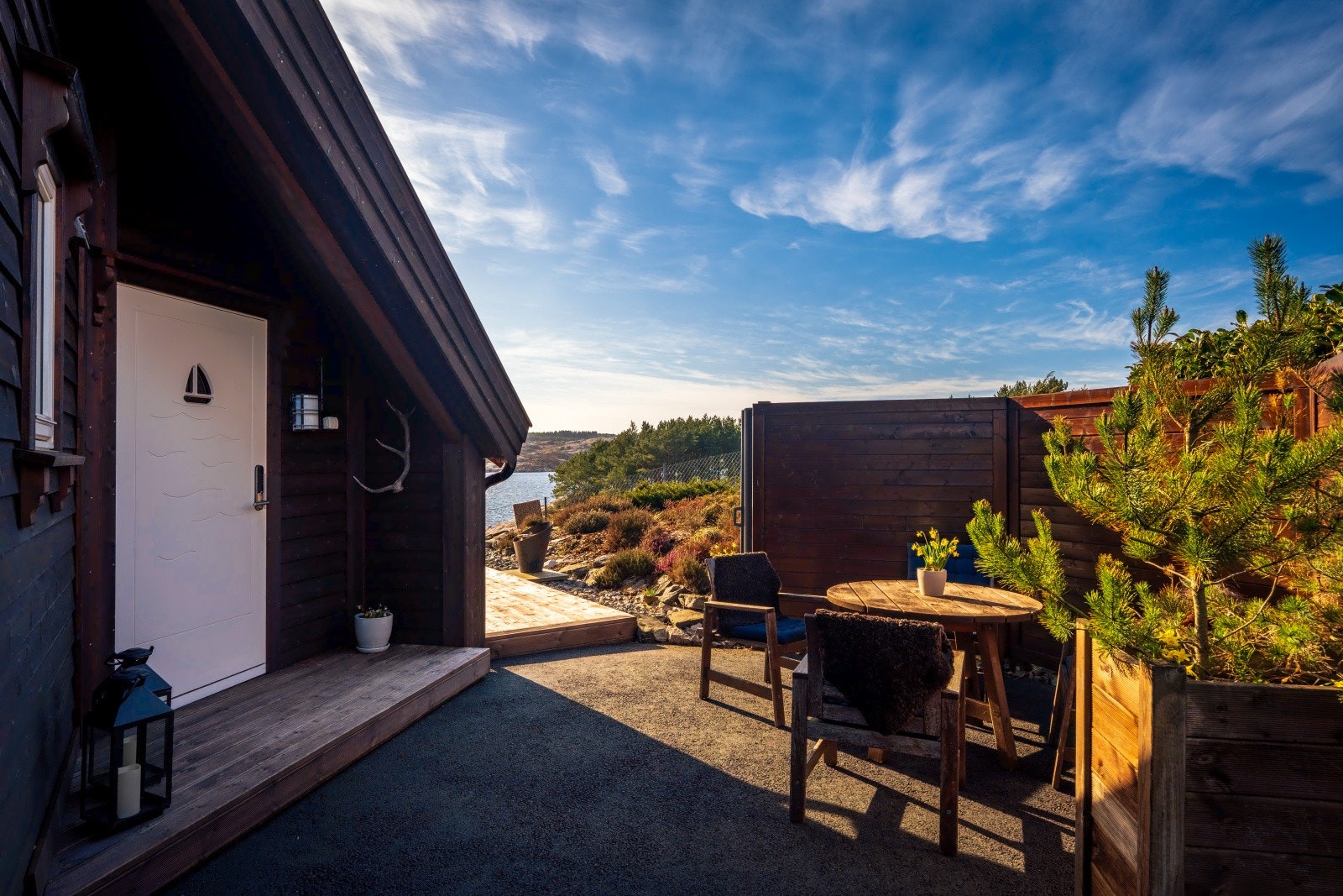 Lekkert inngangsparti med asfalt frem til terrassen. Galleribilde