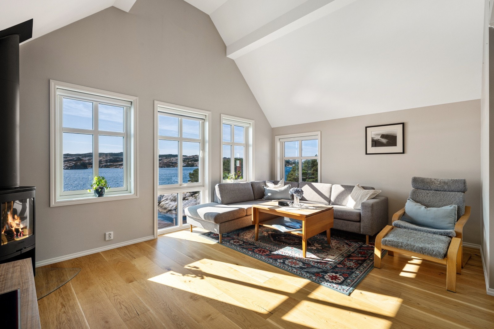 I andre etasje ligger den andre stuen som strekker seg over 26,2 kvadratmeter. Galleribilde