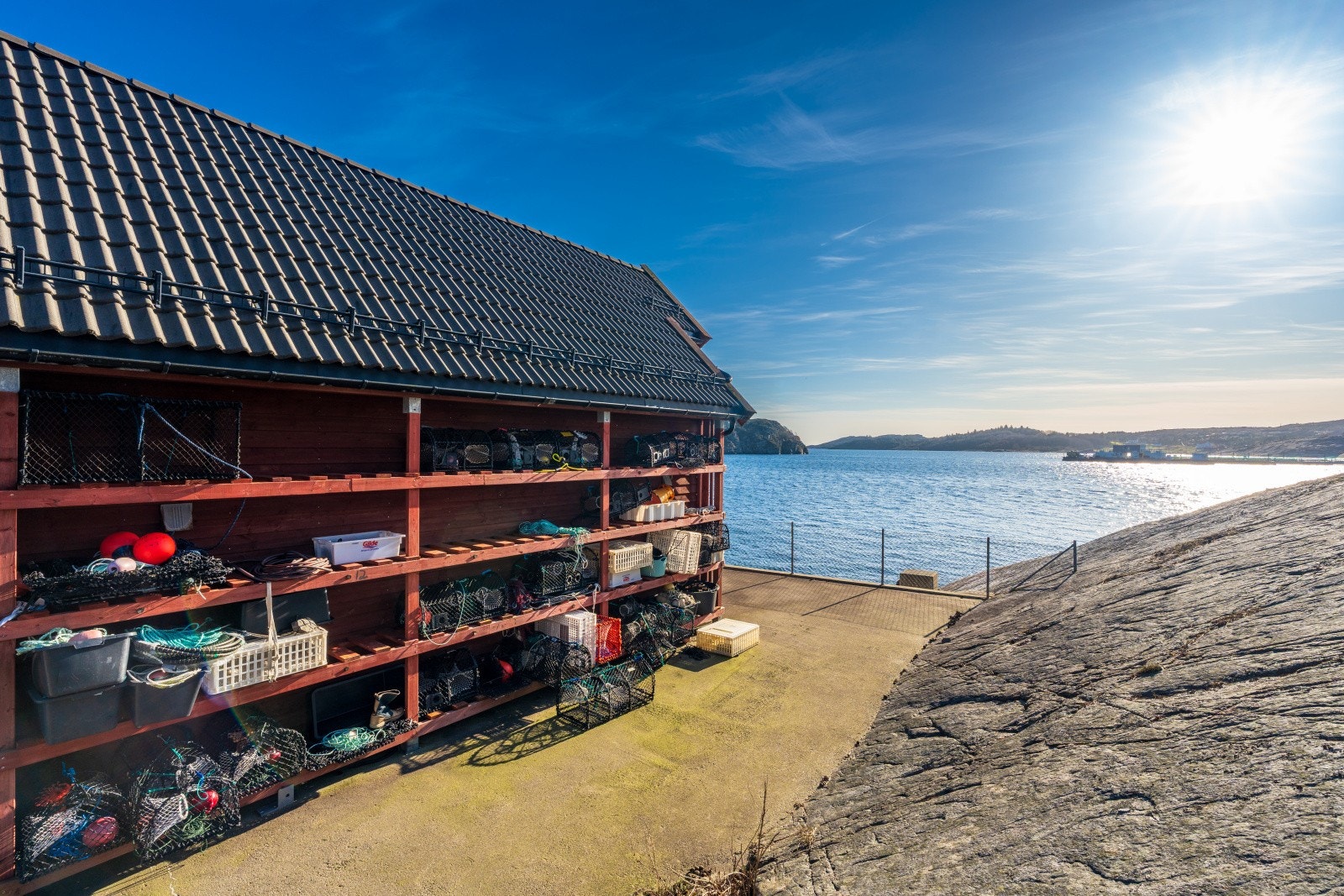 I tillegg er det etabert hyller for teiner og annet fiskeredskap utvendig på naustet. Galleribilde