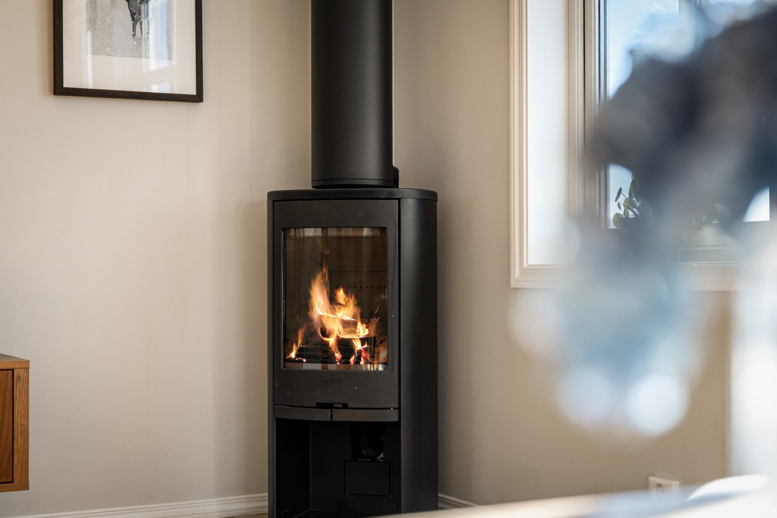 Vedovn for de kalde dagene gir effektiv og lun varme. Galleribilde