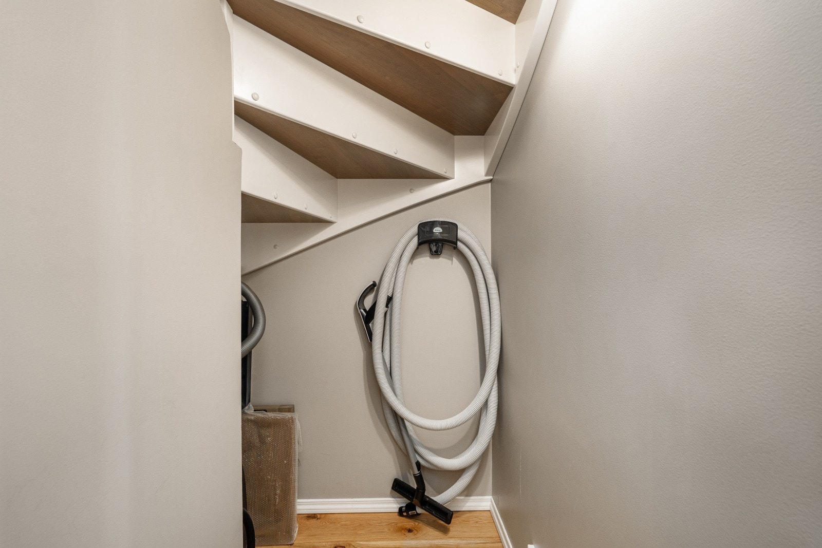 Boden i første etasje er på 1,3 kvadratmeter. Den gir deg et praktisk oppbevaringsrom for mindre gjenstander. Galleribilde