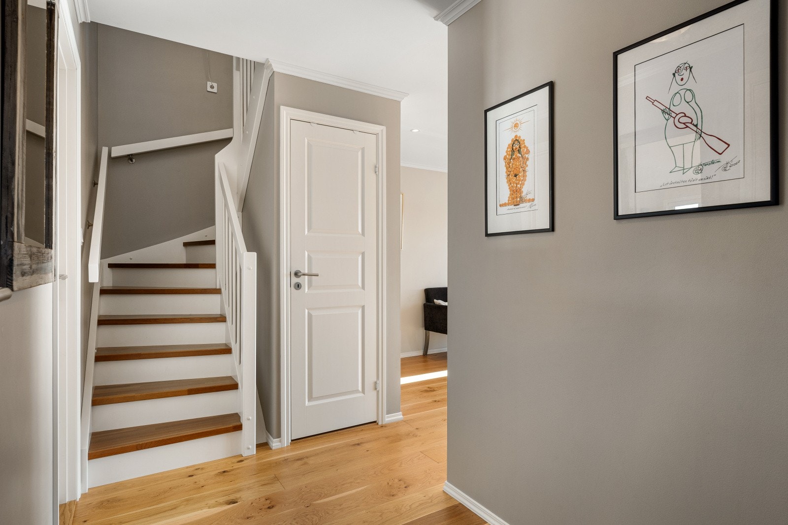 Dette rommet er første møte med hytten, og gir en god indikasjon på den moderne standarden som preger resten av boligen. Galleribilde